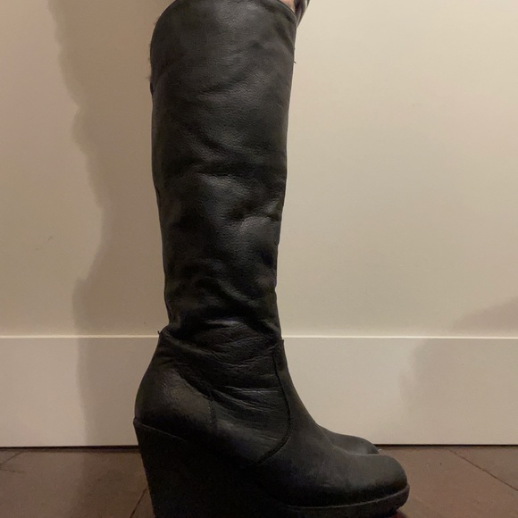black leather boots with fur - Picture 3 of 8